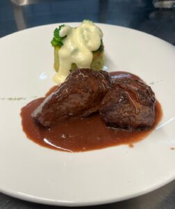 Filetto di manzo Irlandese al barolo con tortino di patate, broccoli e crema di formaggio