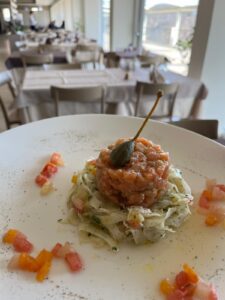 Tartare di salmone con finocchi e agrumi